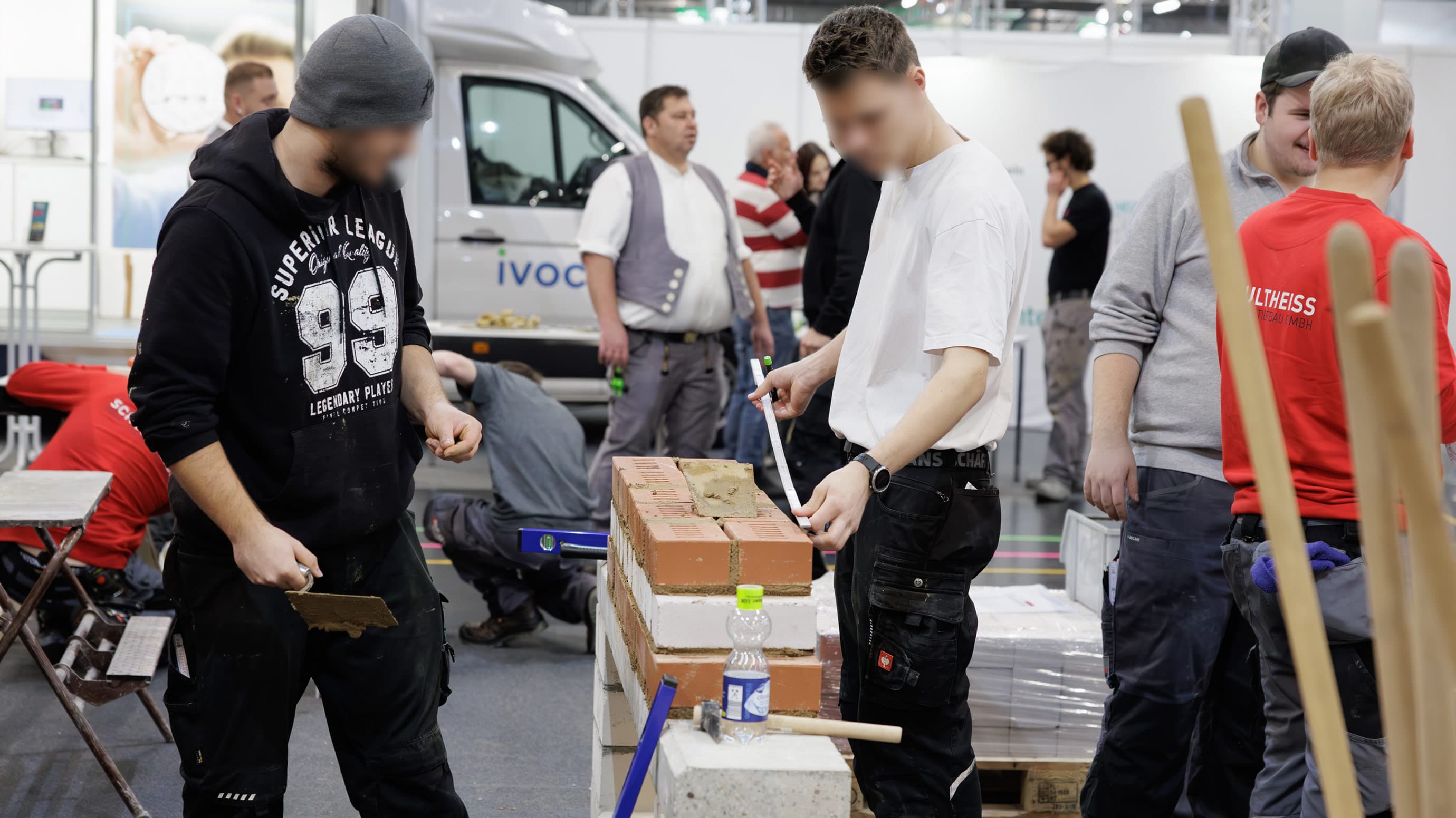Schüler bei der BERUFSBILDUNG 2025
