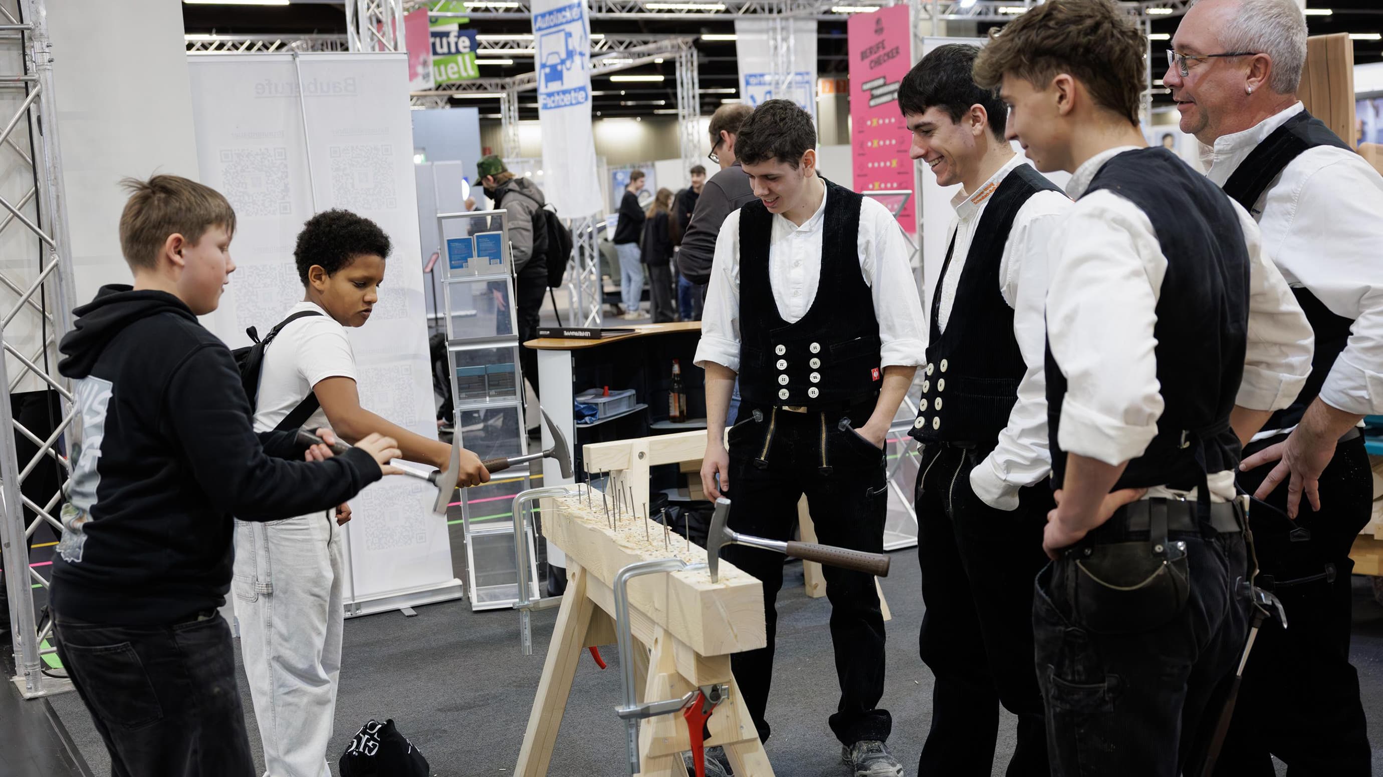 Schüler am Stand der Zimmerer bei der BERUFSBILDUNG 2025
